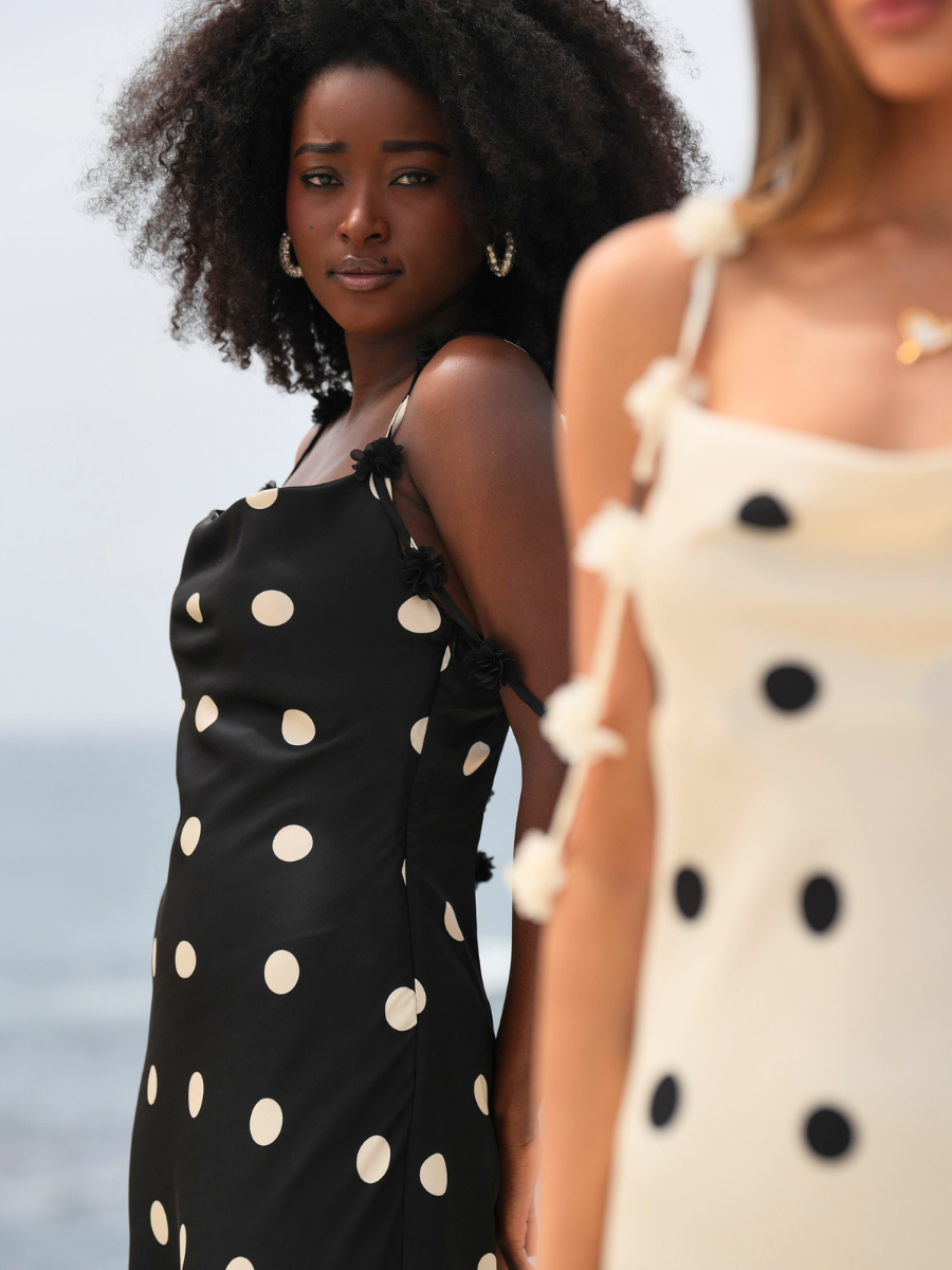 Vestido Midi de Poás com Aplicações Florais
