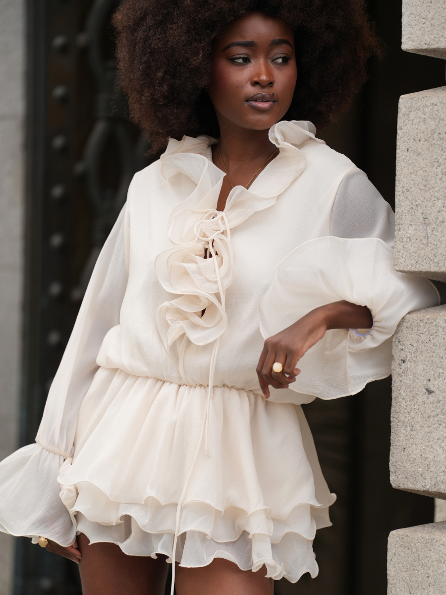 Vestido Curto com Folhos