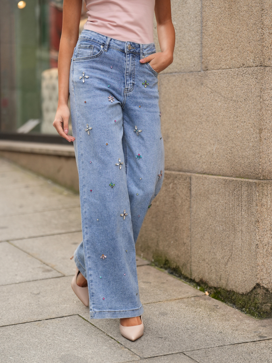 Jeans com aplicações