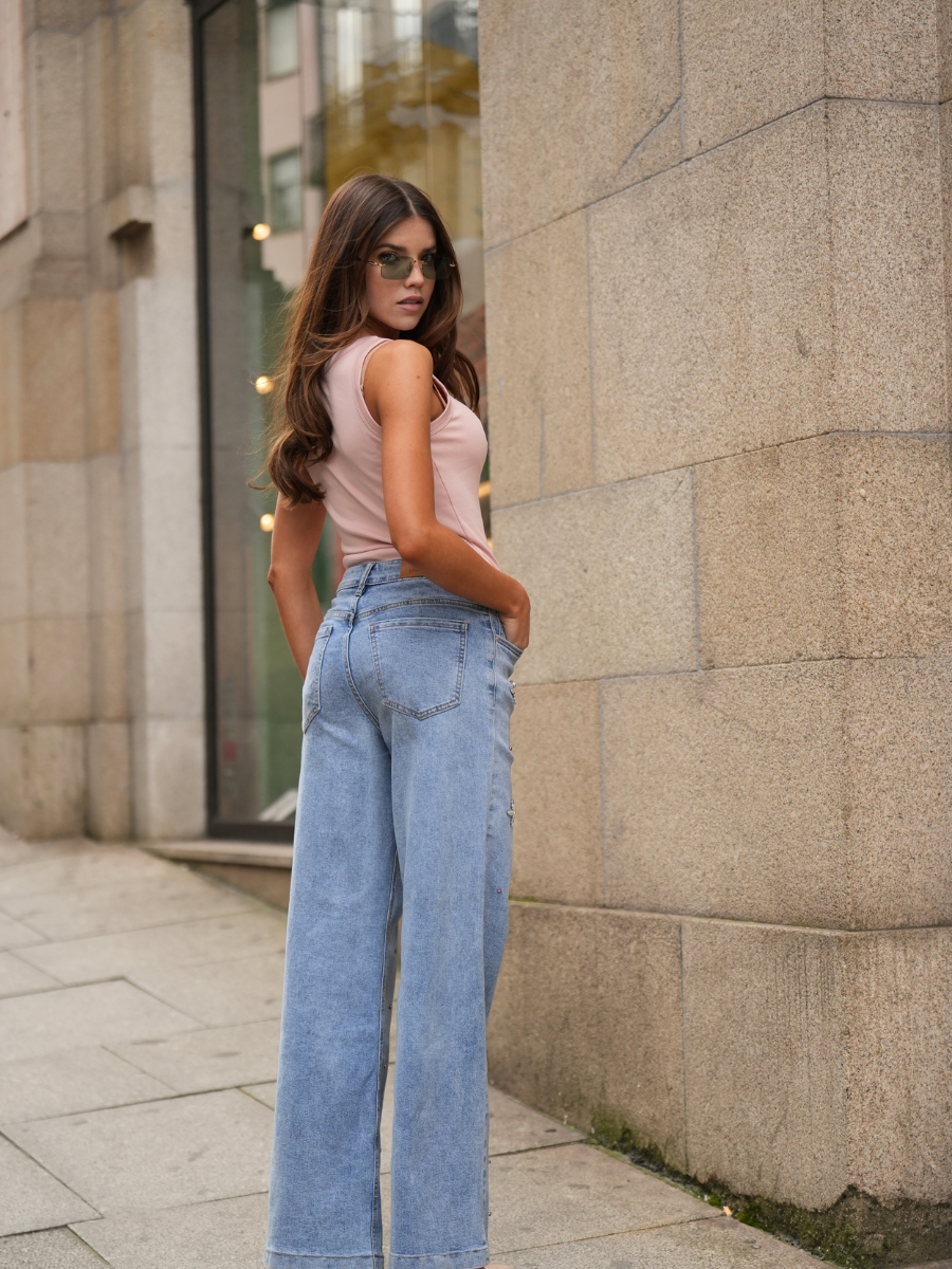 Jeans com aplicações
