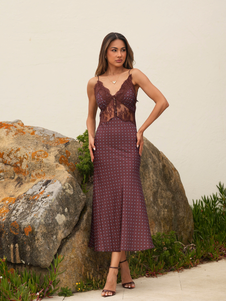 Vestido acetinado com renda