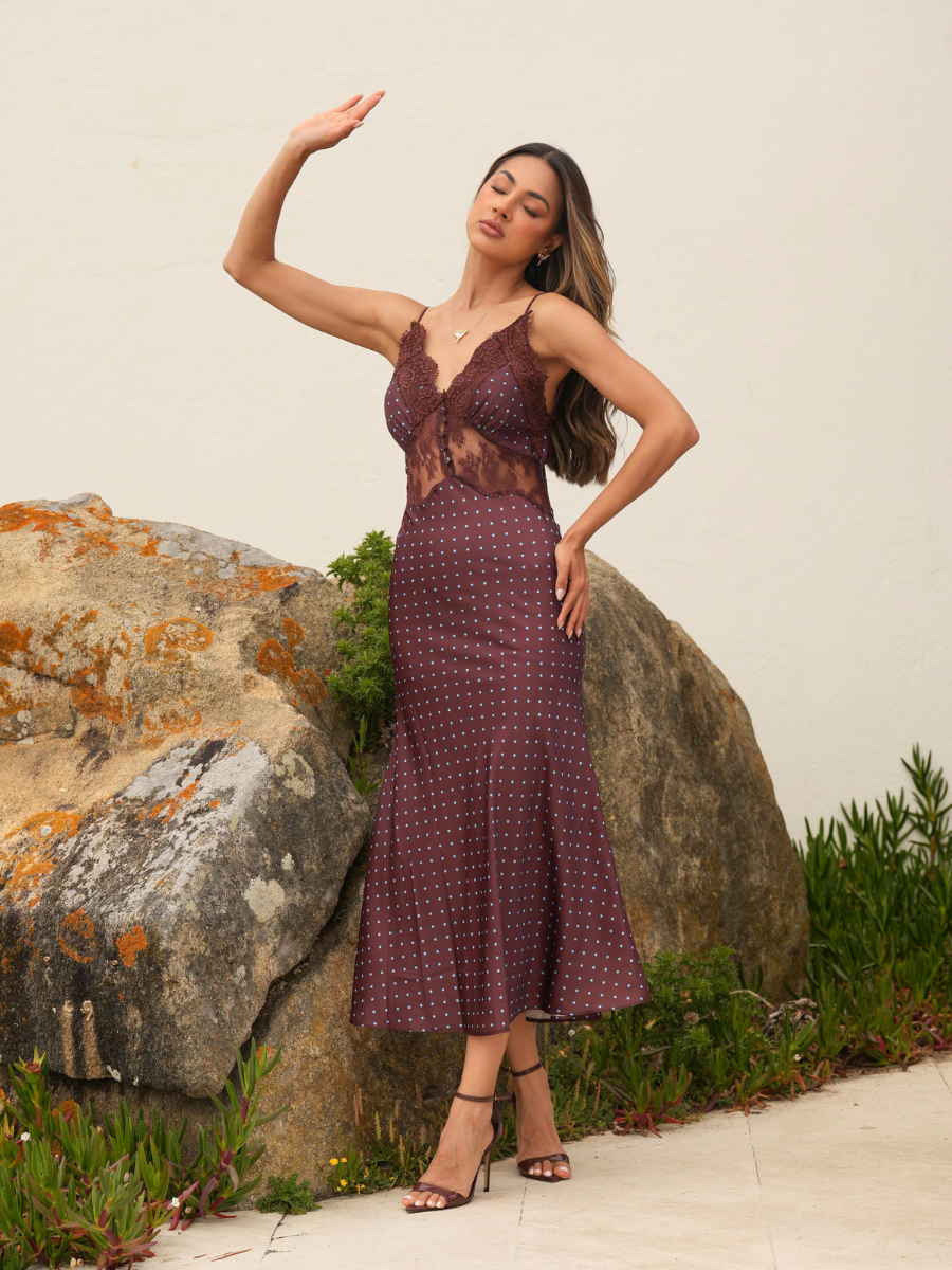 Vestido acetinado com renda