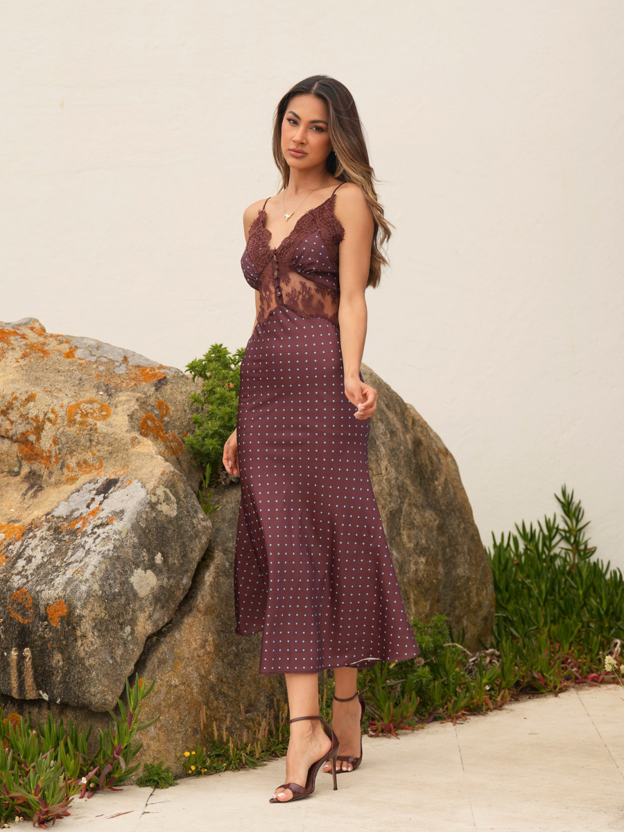 Vestido acetinado com renda