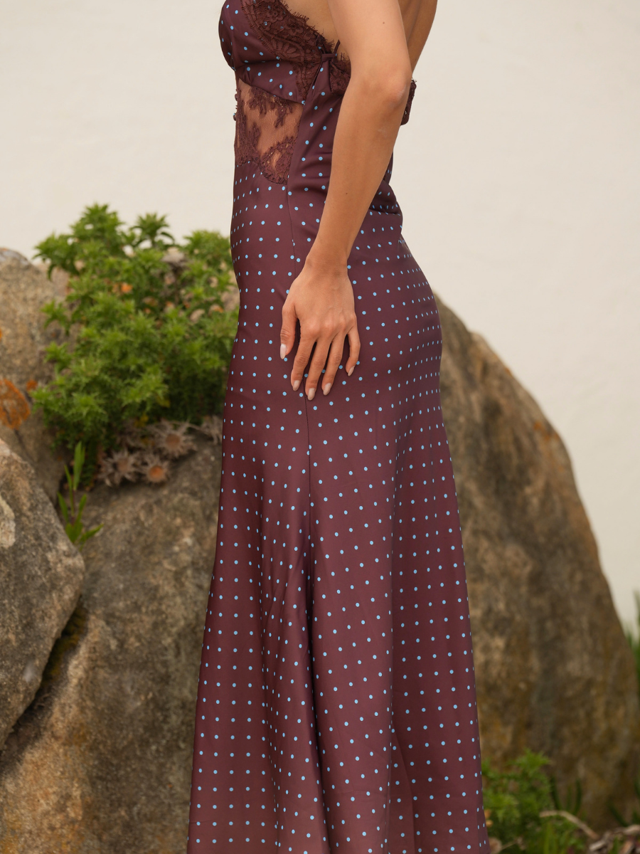 Vestido acetinado com renda