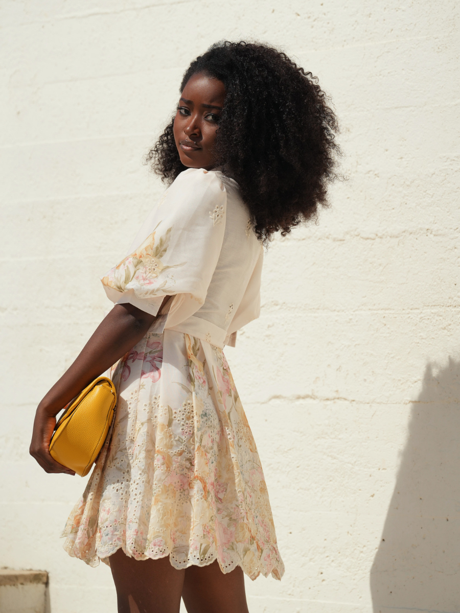 Vestido Curto Floral com Bordados