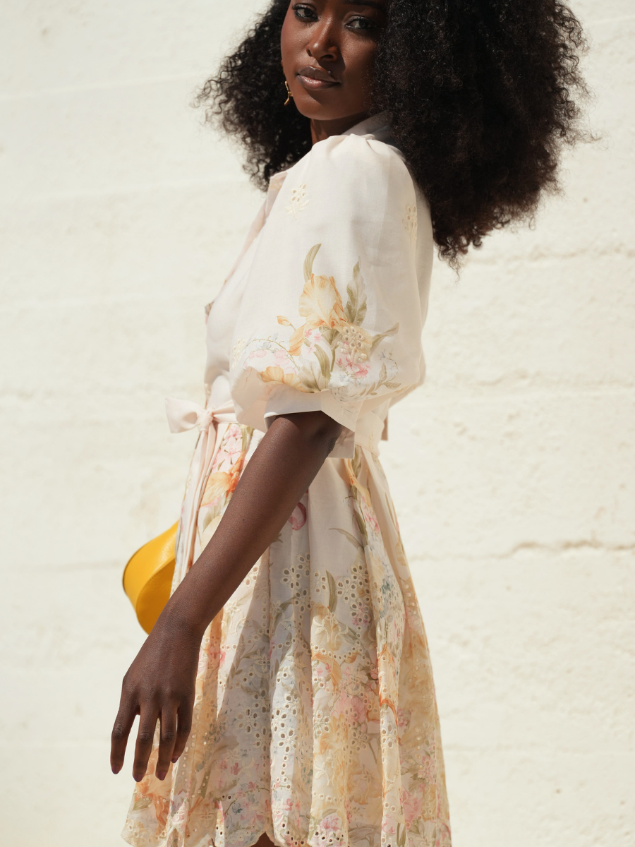 Vestido Curto Floral com Bordados