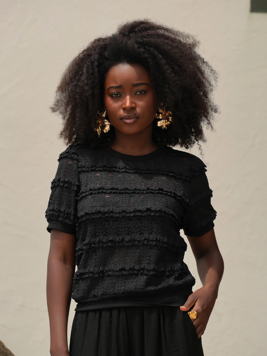 Blusa rendada com folhos