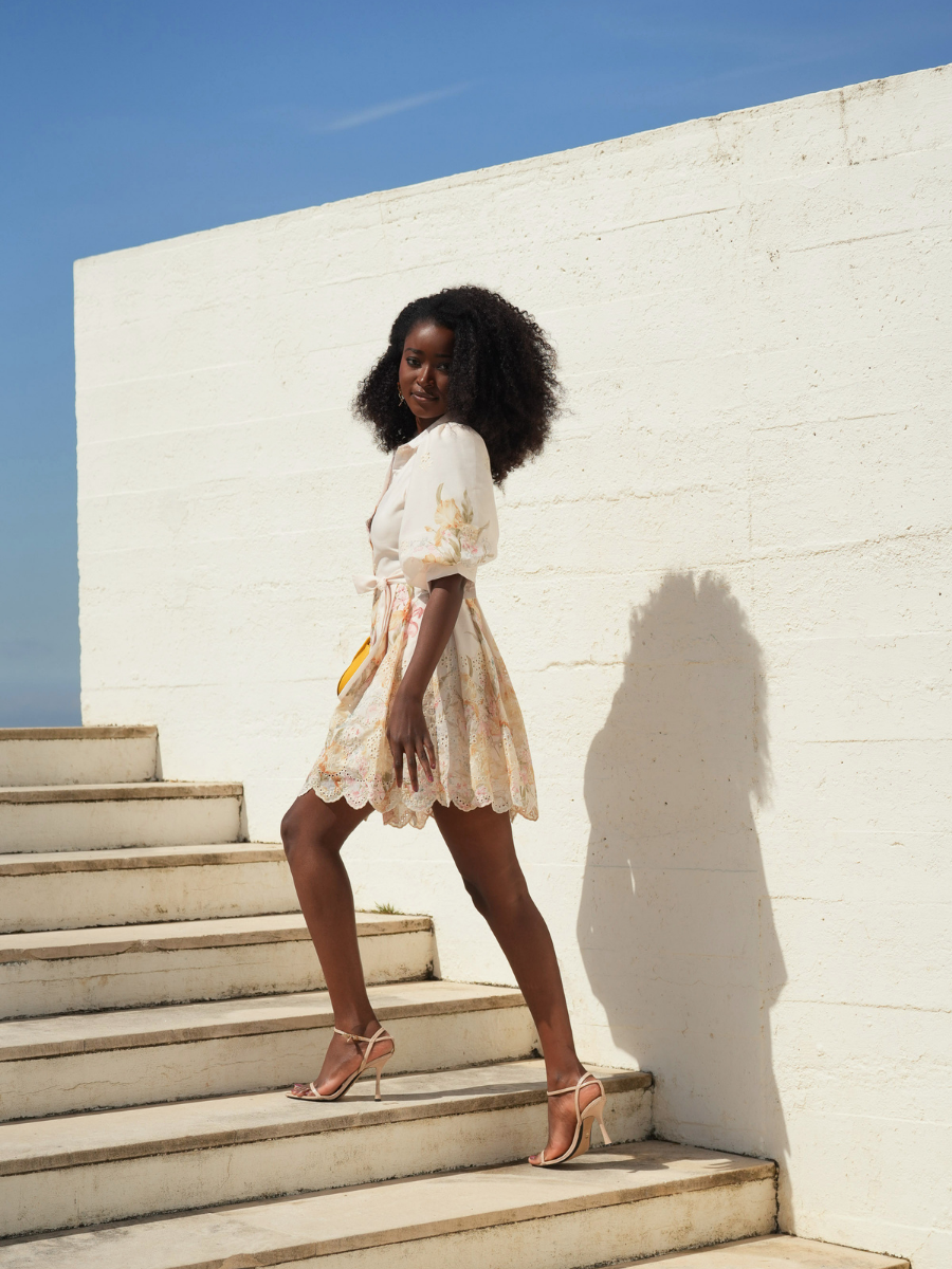 Vestido Curto Floral com Bordados