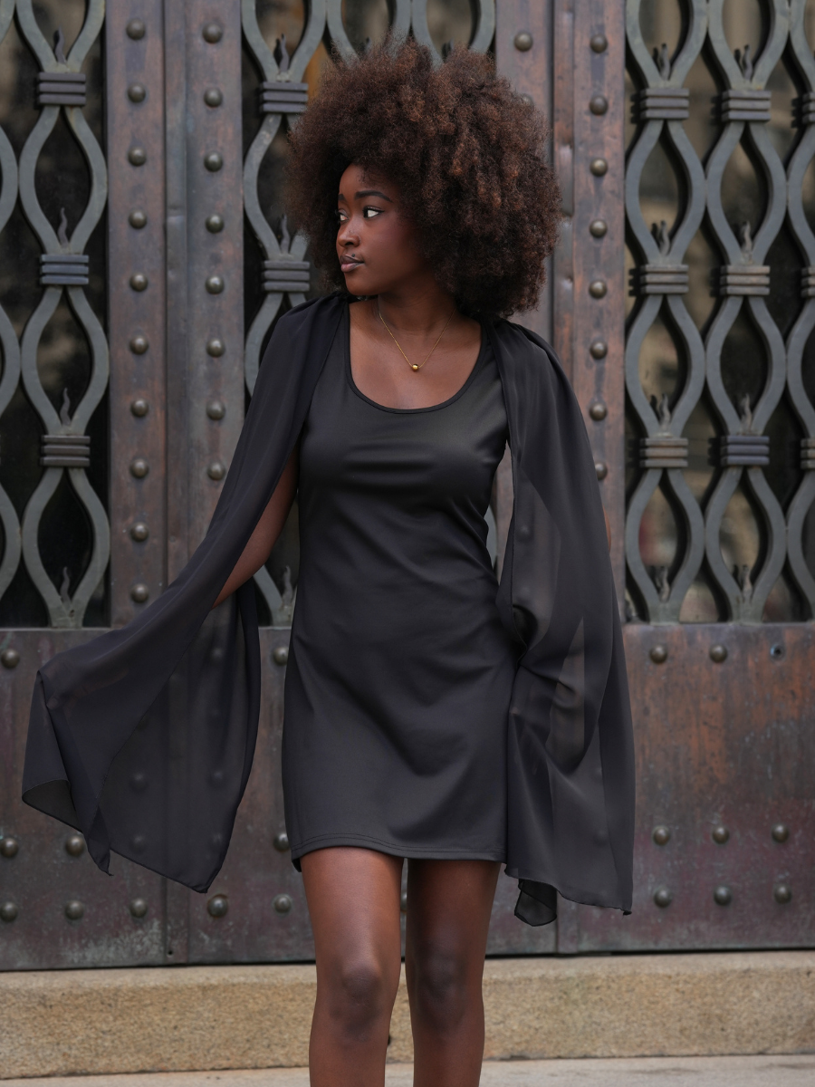 Vestido Curto com Capa Fluida