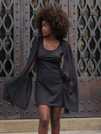 Vestido Curto com Capa Fluida