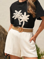 T-shirt com aplicação de palmeiras em crochet
