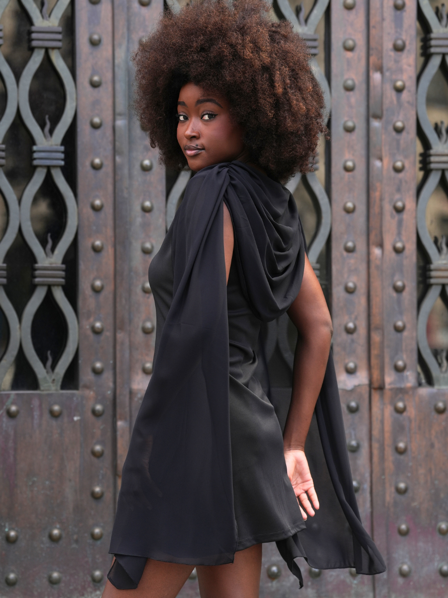 Vestido Curto com Capa Fluida