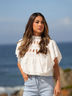 Blusa Fluida com Recortes Geométricos