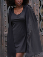 Vestido Curto com Capa Fluida