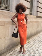 Vestido Midi com Cinto e Botões Dourados