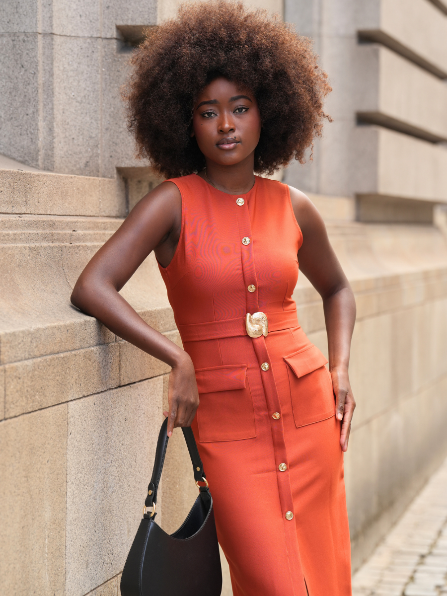 Vestido Midi com Cinto e Botões Dourados