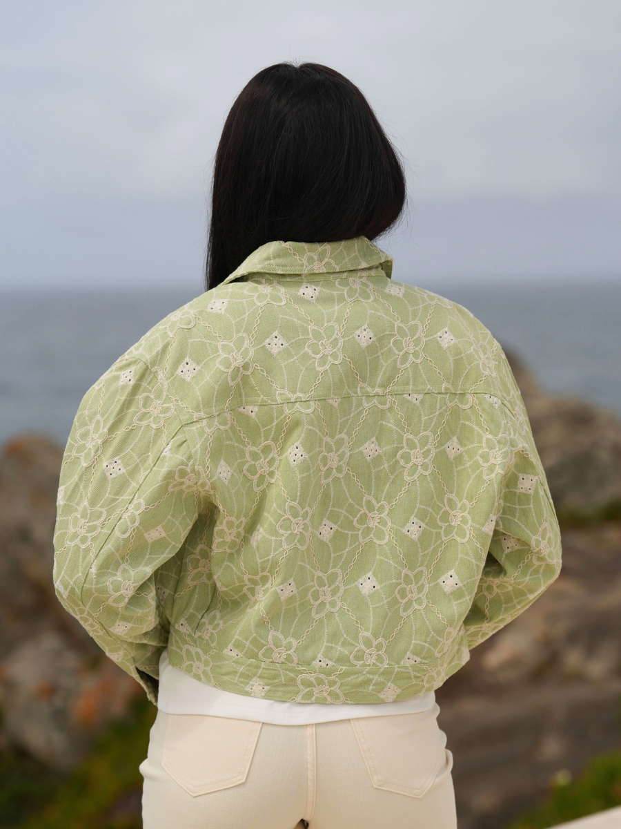 Blusão Cropped com Bordado Floral