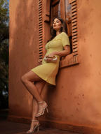 Vestido estruturado com botões