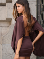 Vestido Curto Drapeado com Mangas Capa
