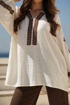 Blusa Fluida com Bordados Contrastantes