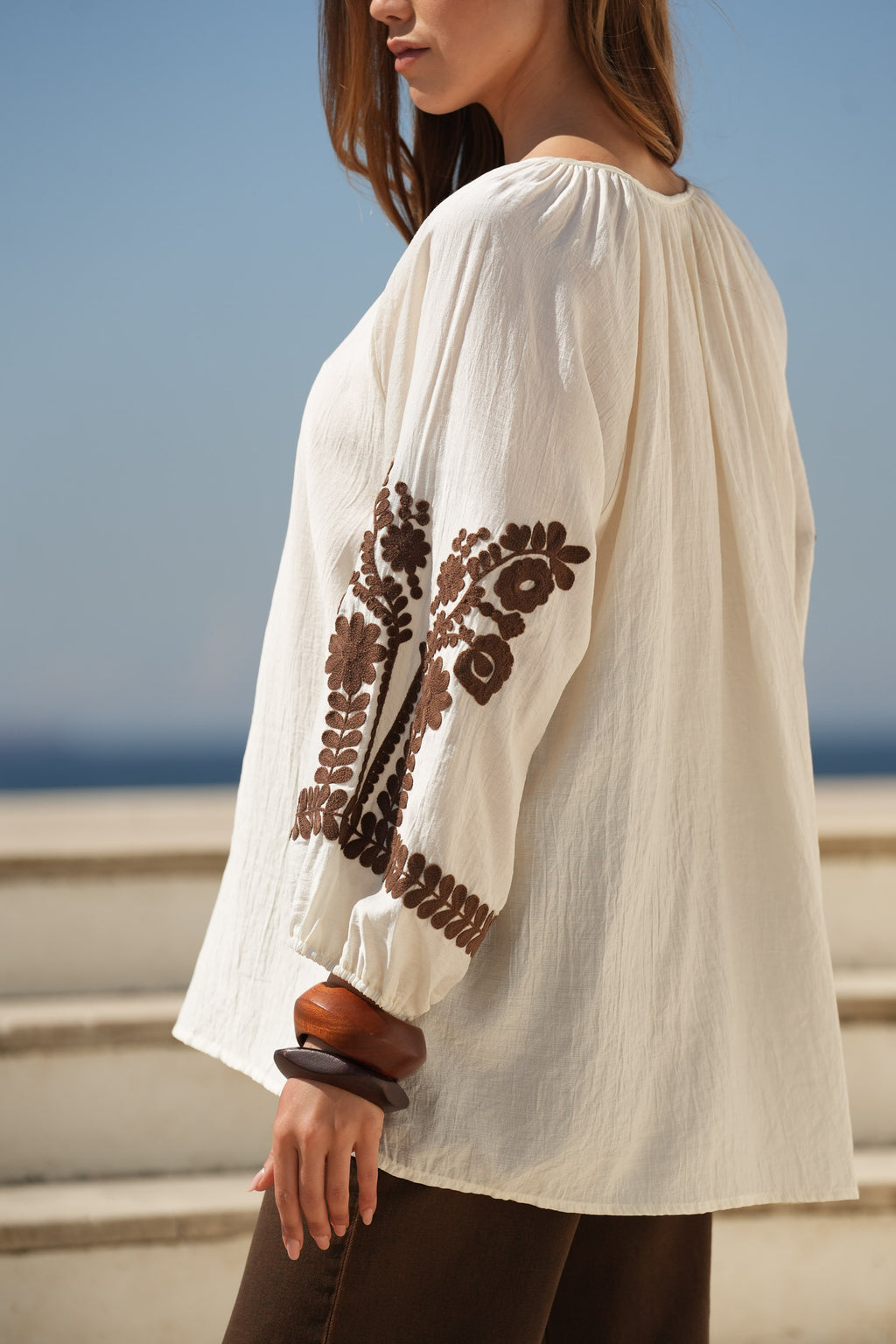 Blusa Fluida com Bordados Contrastantes