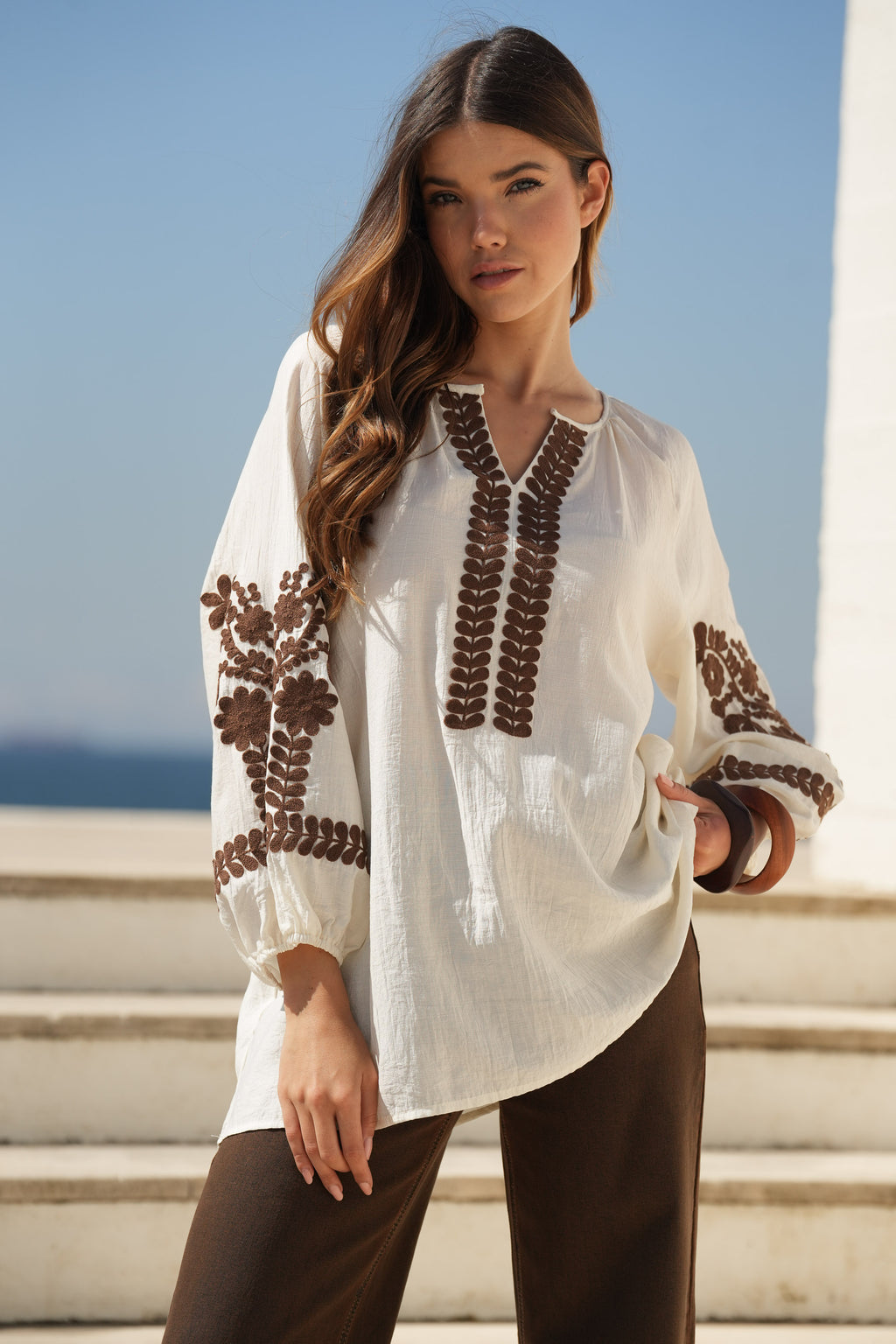 Blusa Fluida com Bordados Contrastantes