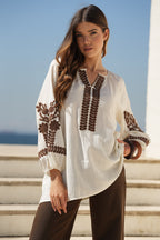 Blusa Fluida com Bordados Contrastantes