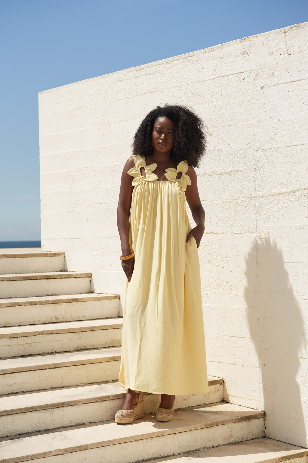 Vestido Fluido Amarelo com Aplicações Florais
