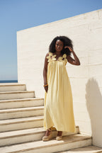 Vestido Fluido Amarelo com Aplicações Florais