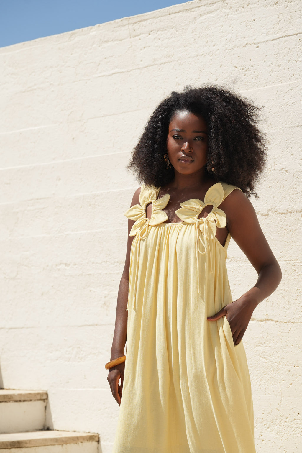 Vestido Fluido Amarelo com Aplicações Florais