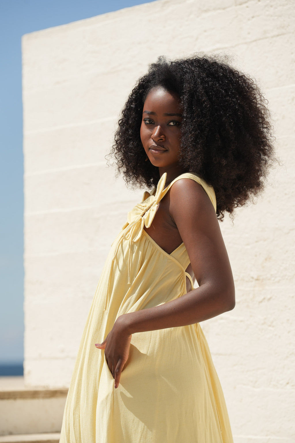 Vestido Fluido Amarelo com Aplicações Florais