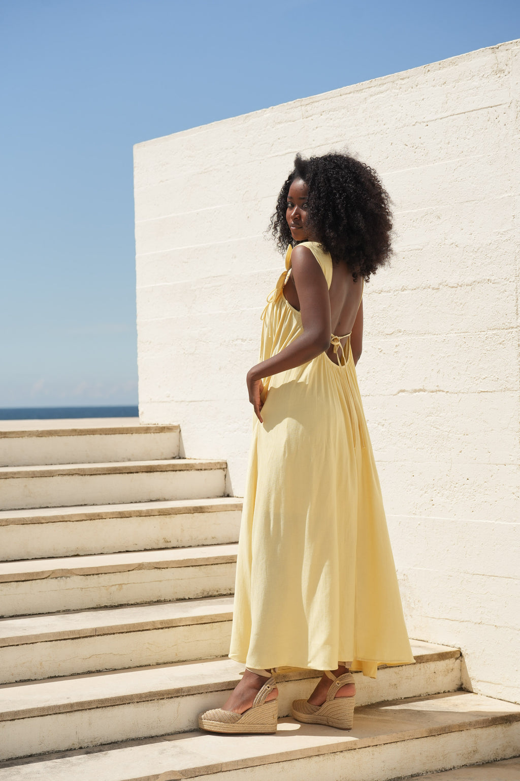 Vestido Fluido Amarelo com Aplicações Florais